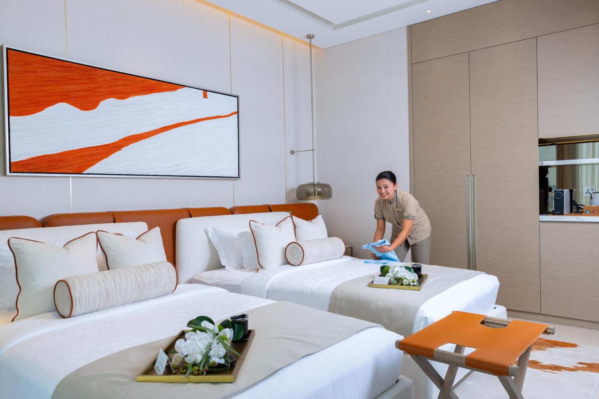 麦纳麦 Onyx Rotana酒店 外观 照片 A housekeeper making a bed at a hotel