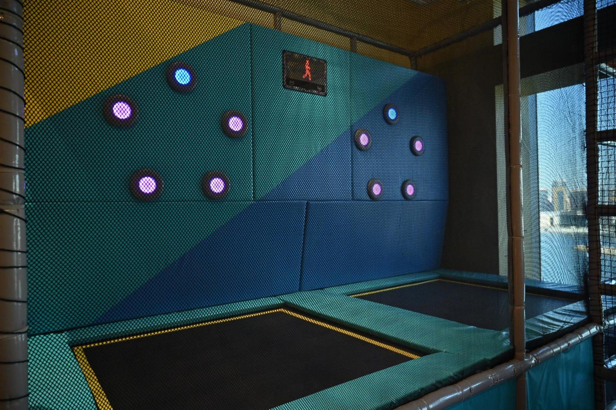 麦纳麦 Onyx Rotana酒店 外观 照片 Climbing wall