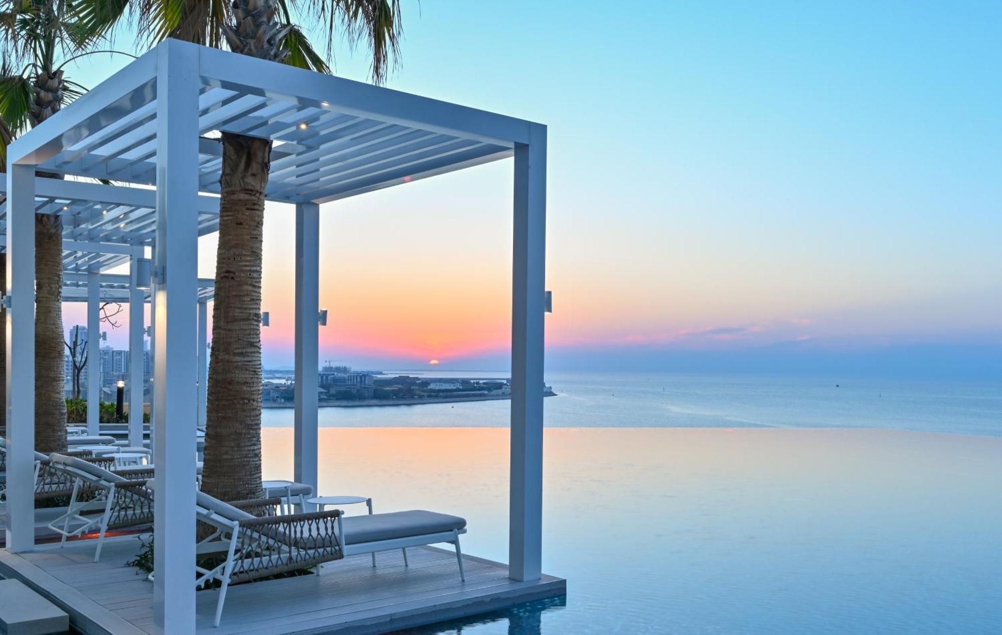 麦纳麦 Onyx Rotana酒店 外观 照片 Sunset at the pool